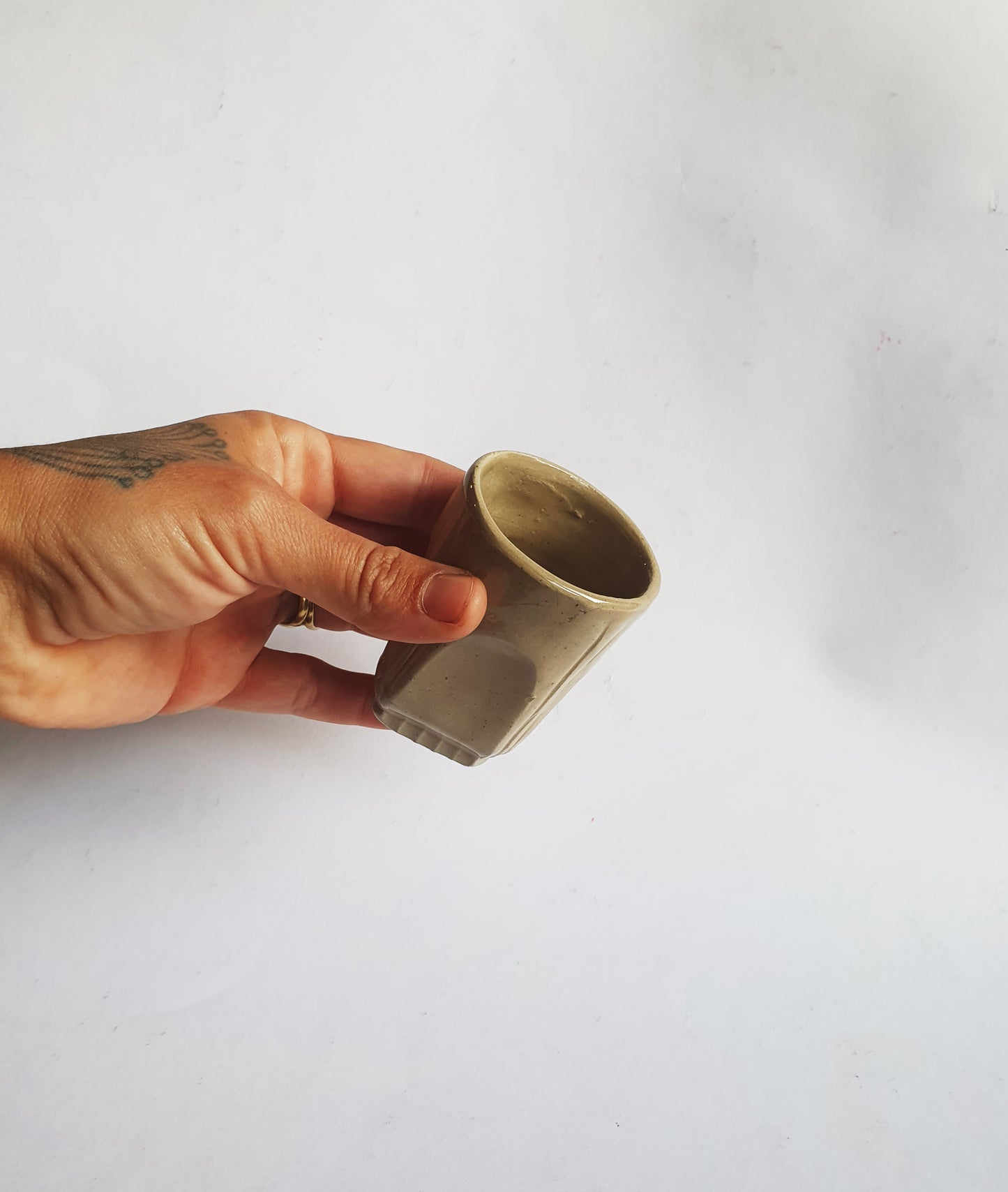 Tasse espresso/ristretto copie de verre de brocante beige