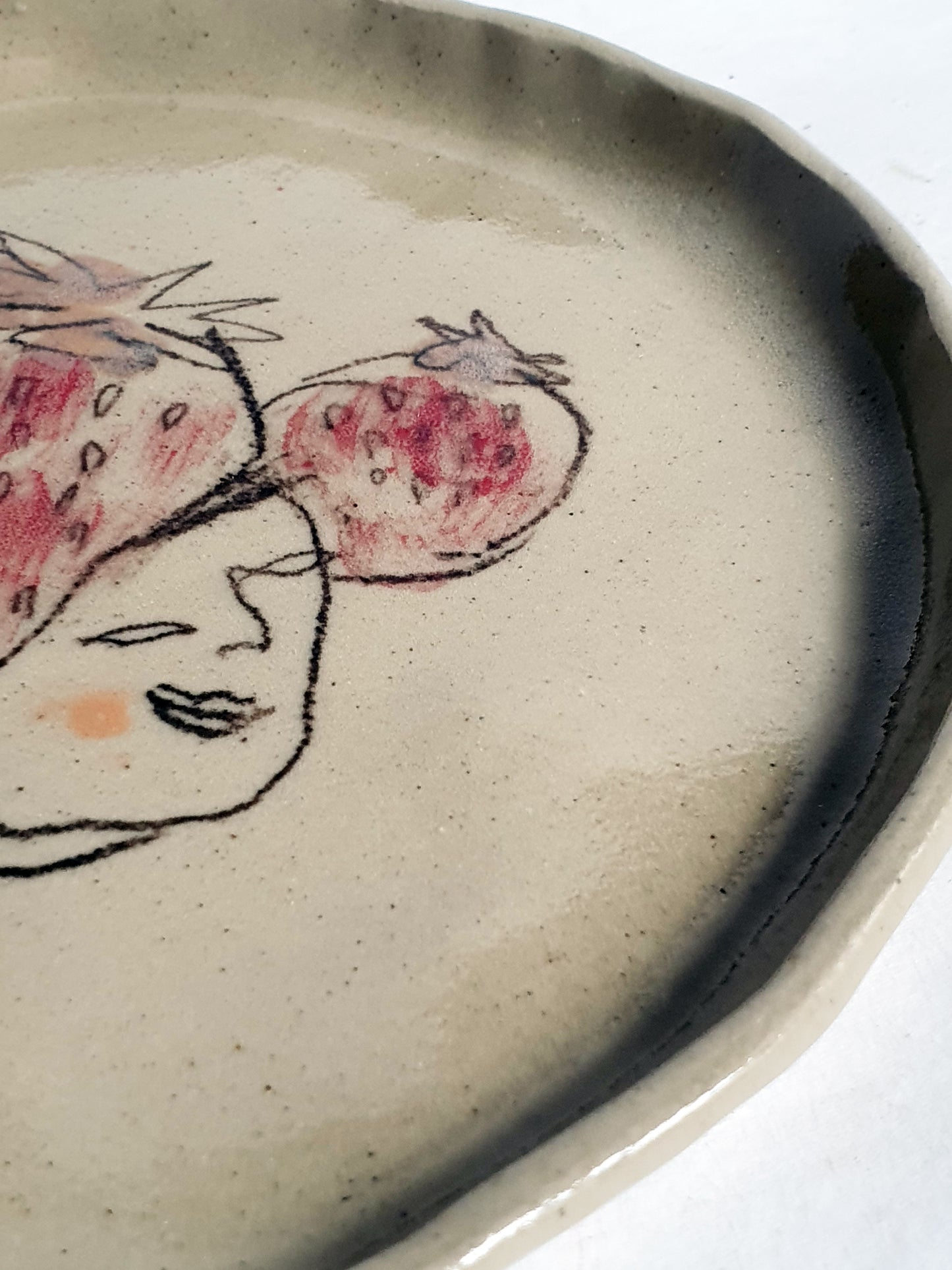 Assiette ø 18 cm beige personnage fraise