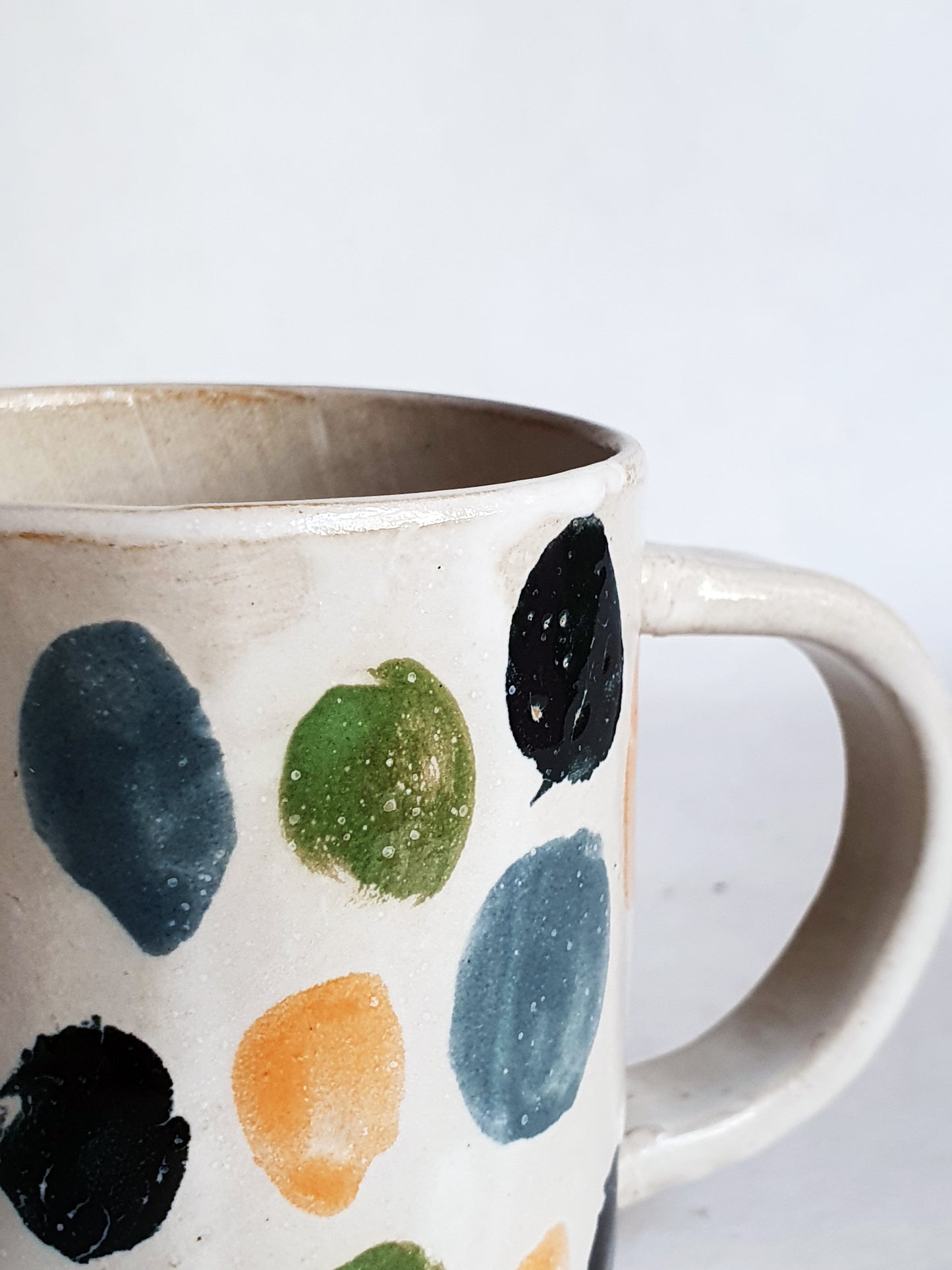 tasse avec anse tâches colorées