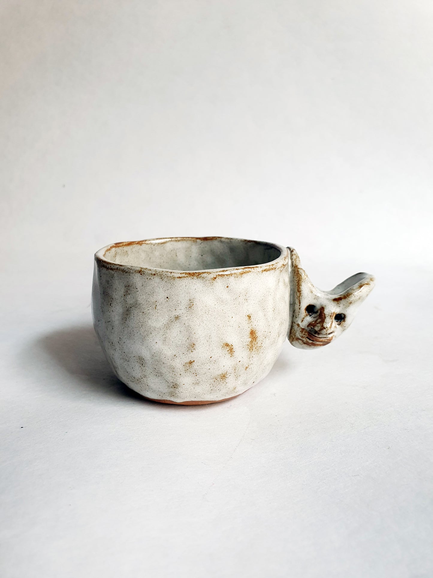 tasse blanche anse sculptée 2