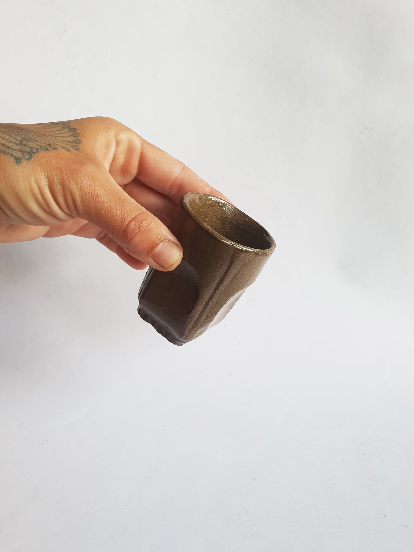 Tasse espresso copie de verre de brocante marron