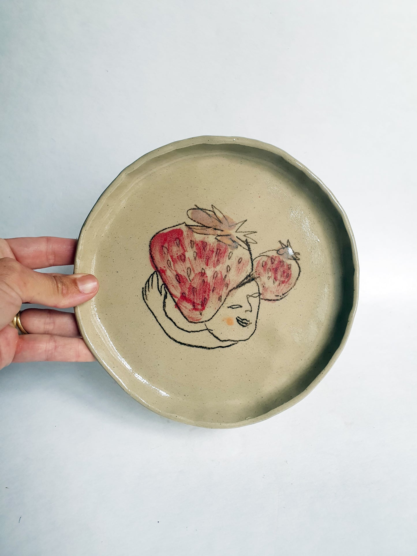 Assiette ø 18 cm beige personnage fraise