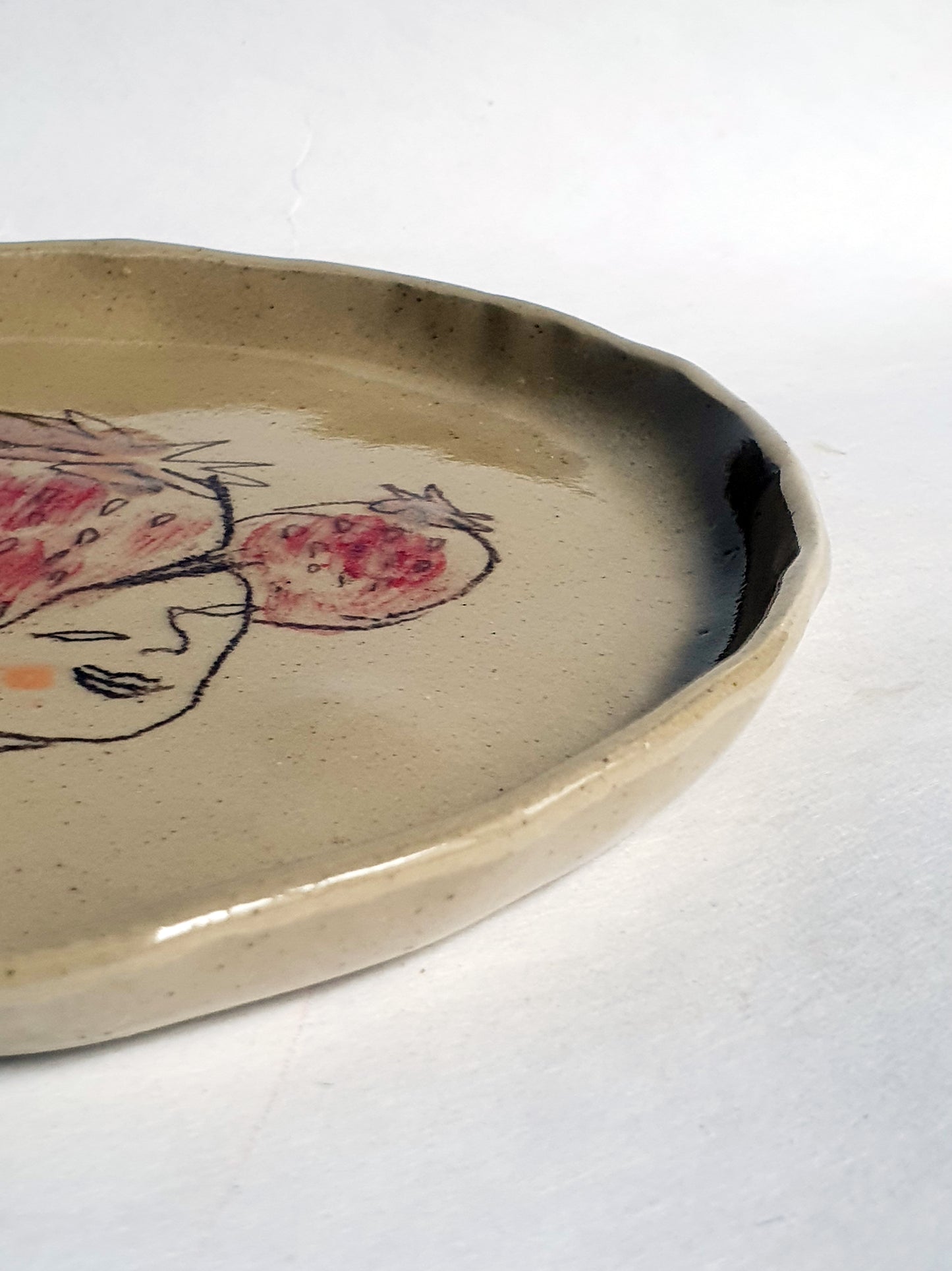 Assiette ø 18 cm beige personnage fraise
