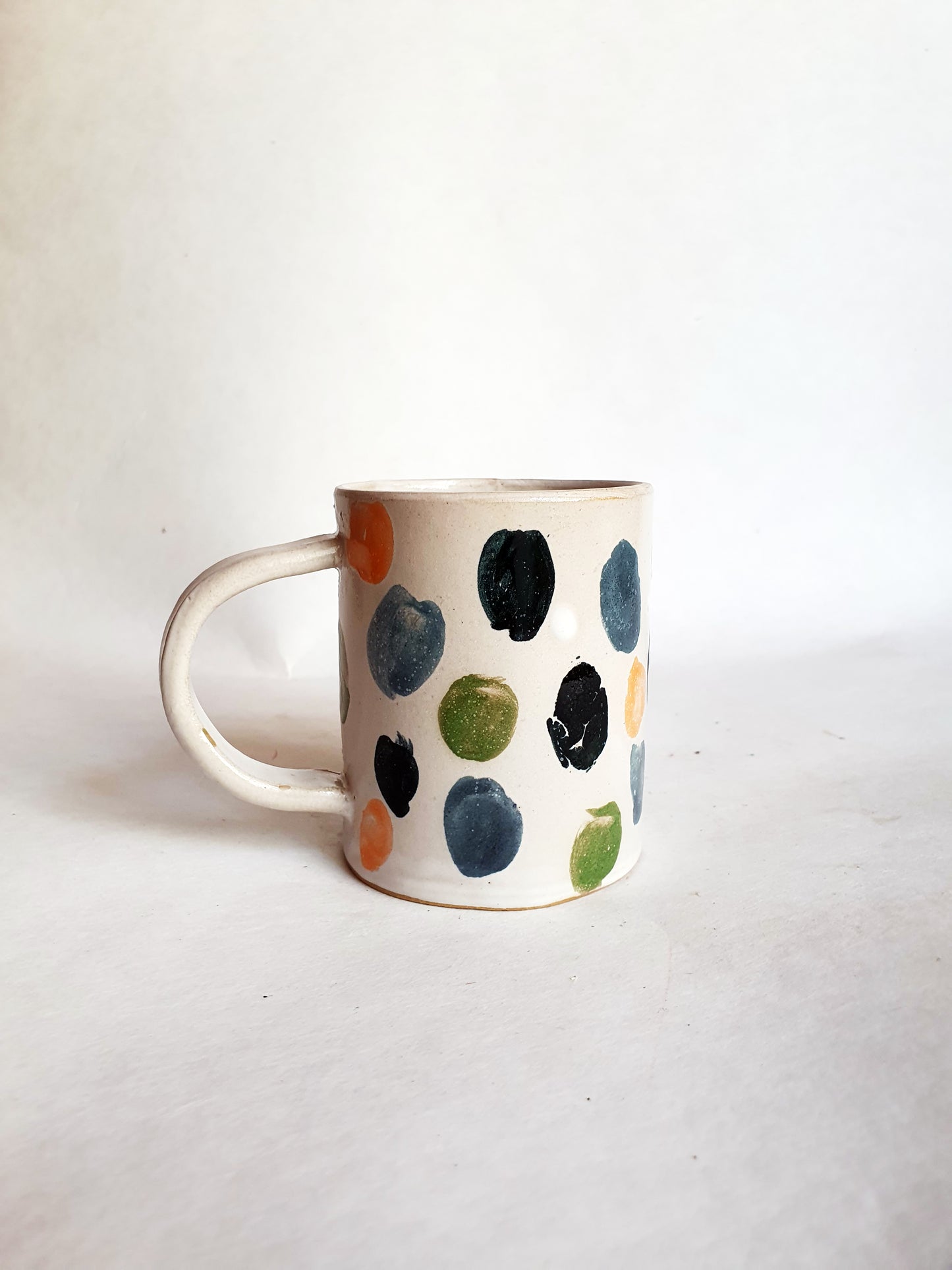 tasse avec anse tâches colorées