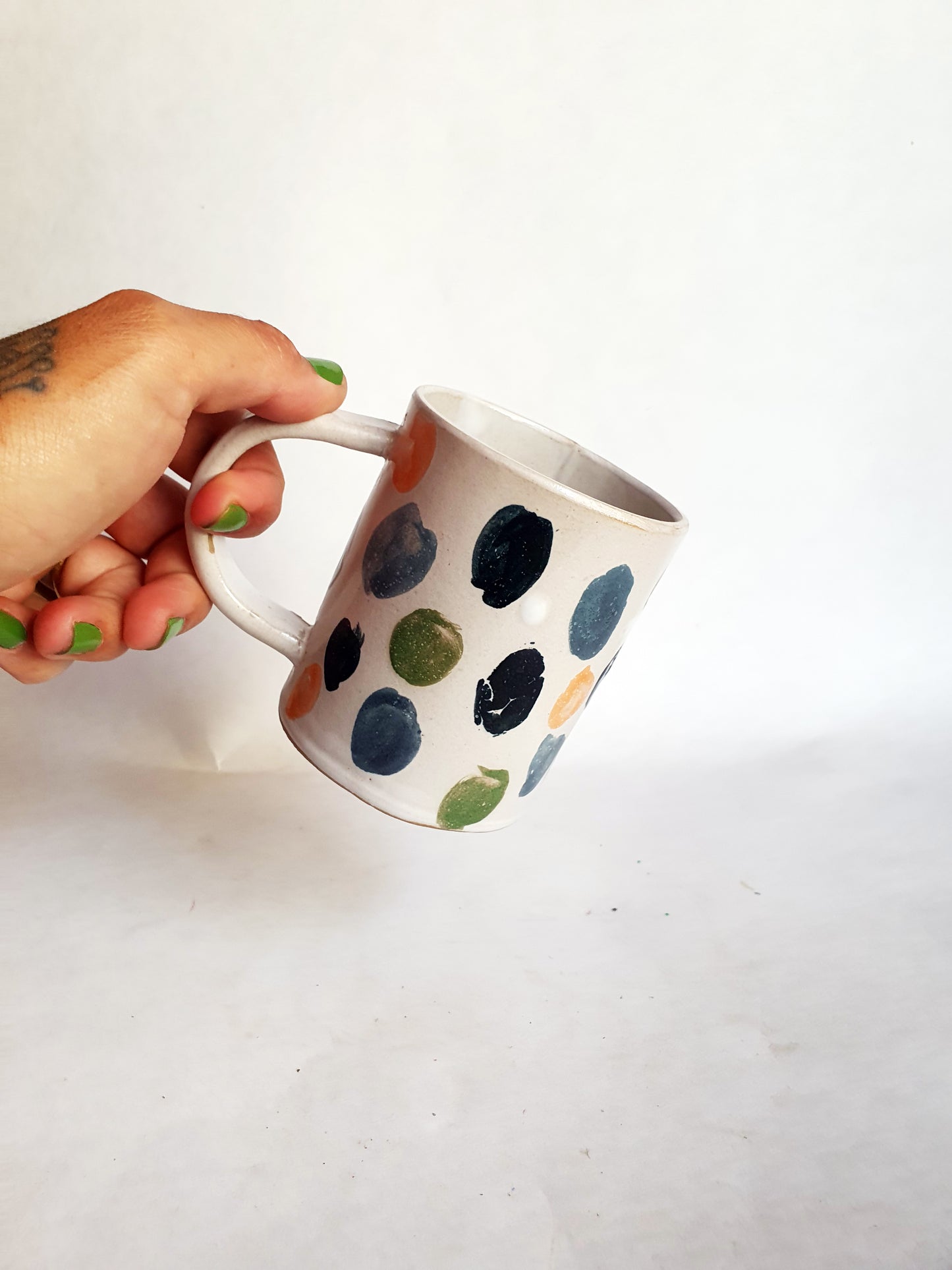 tasse avec anse tâches colorées