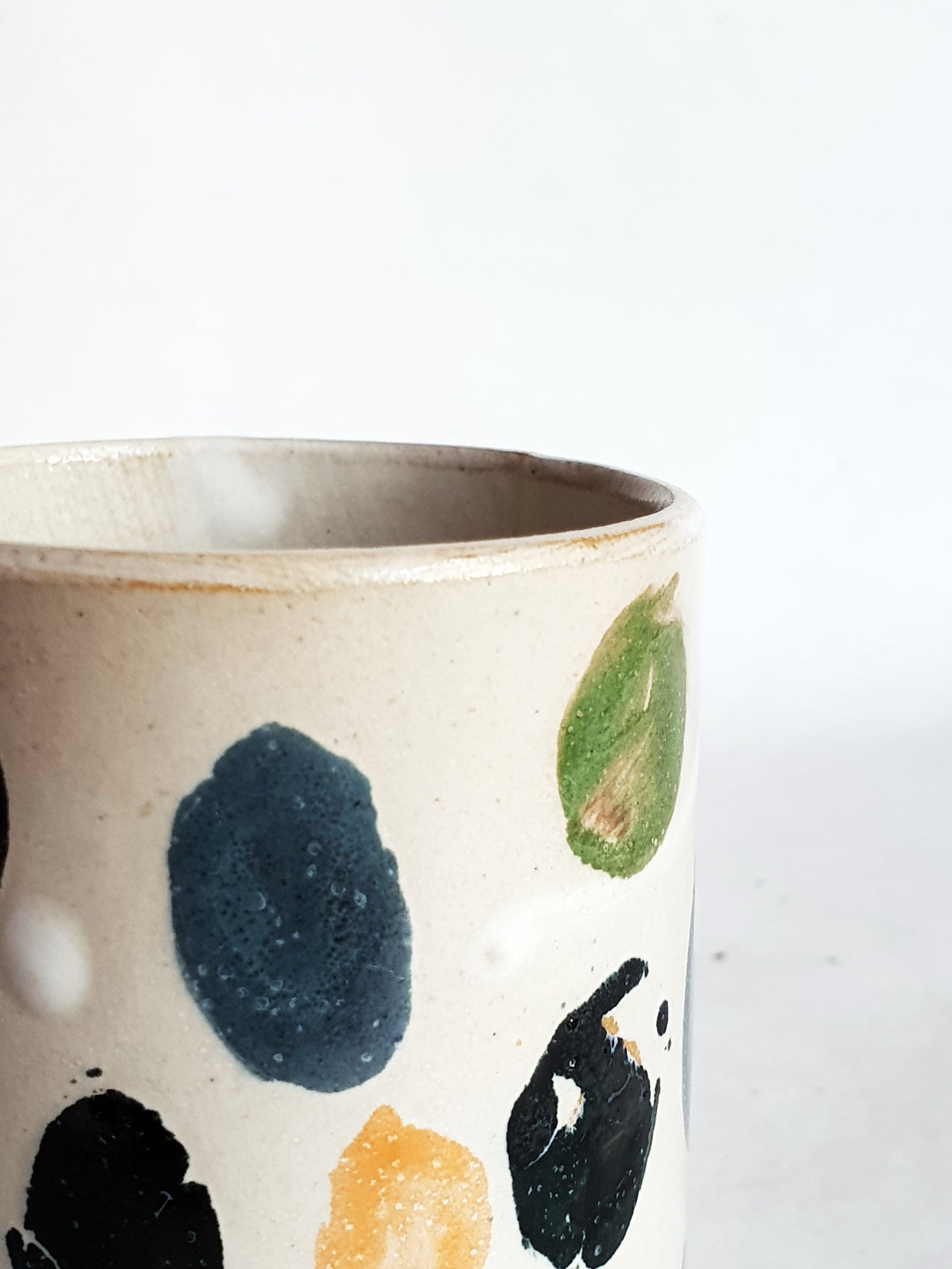 tasse avec anse tâches colorées