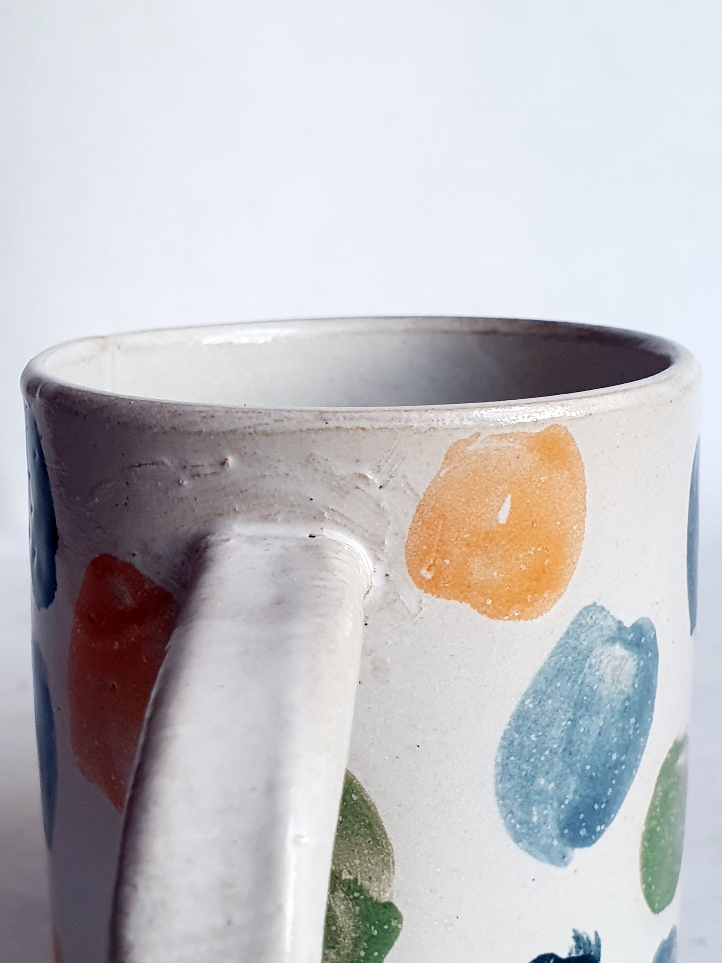 tasse avec anse tâches colorées