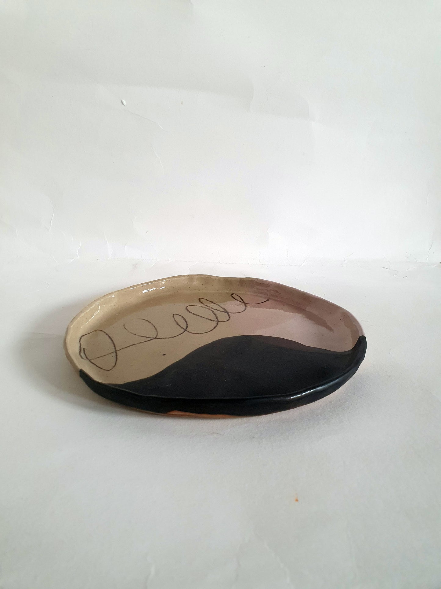 Assiette ø 18 cm beige noir rose crayon