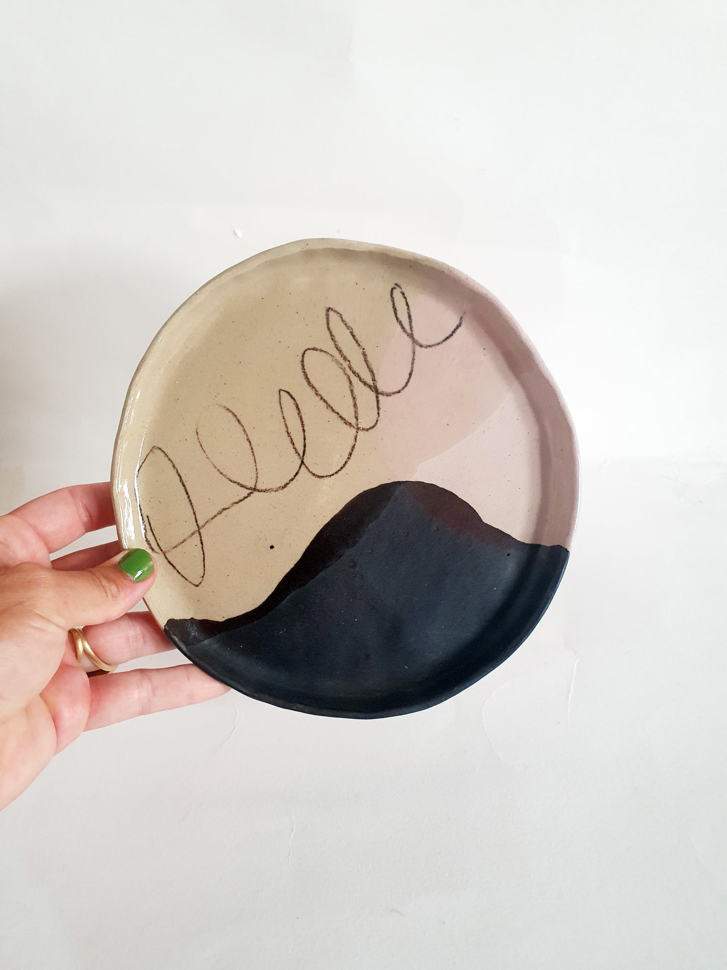 Assiette ø 18 cm beige noir rose crayon