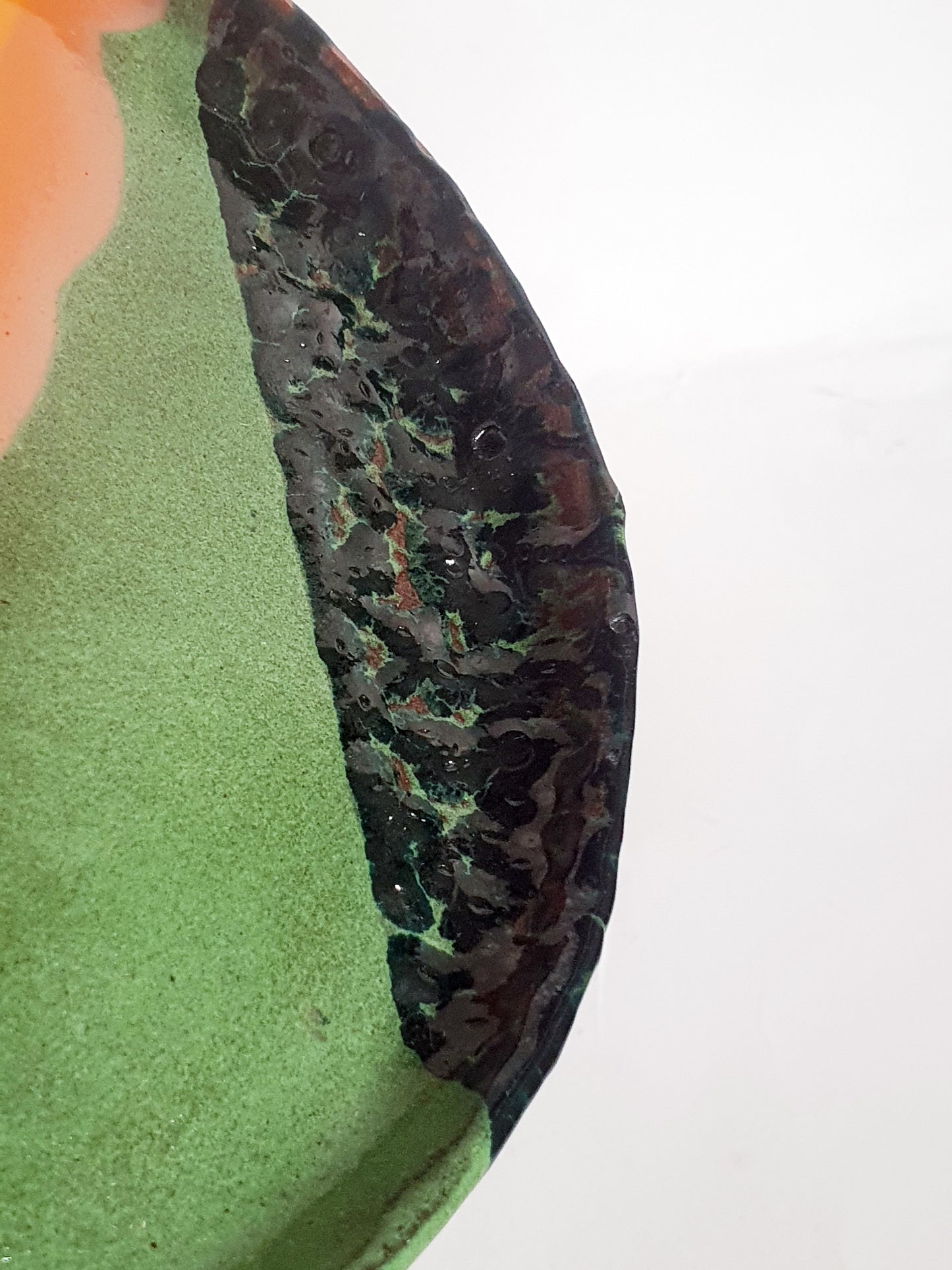 assiette ø 18 cm défaut émail noir