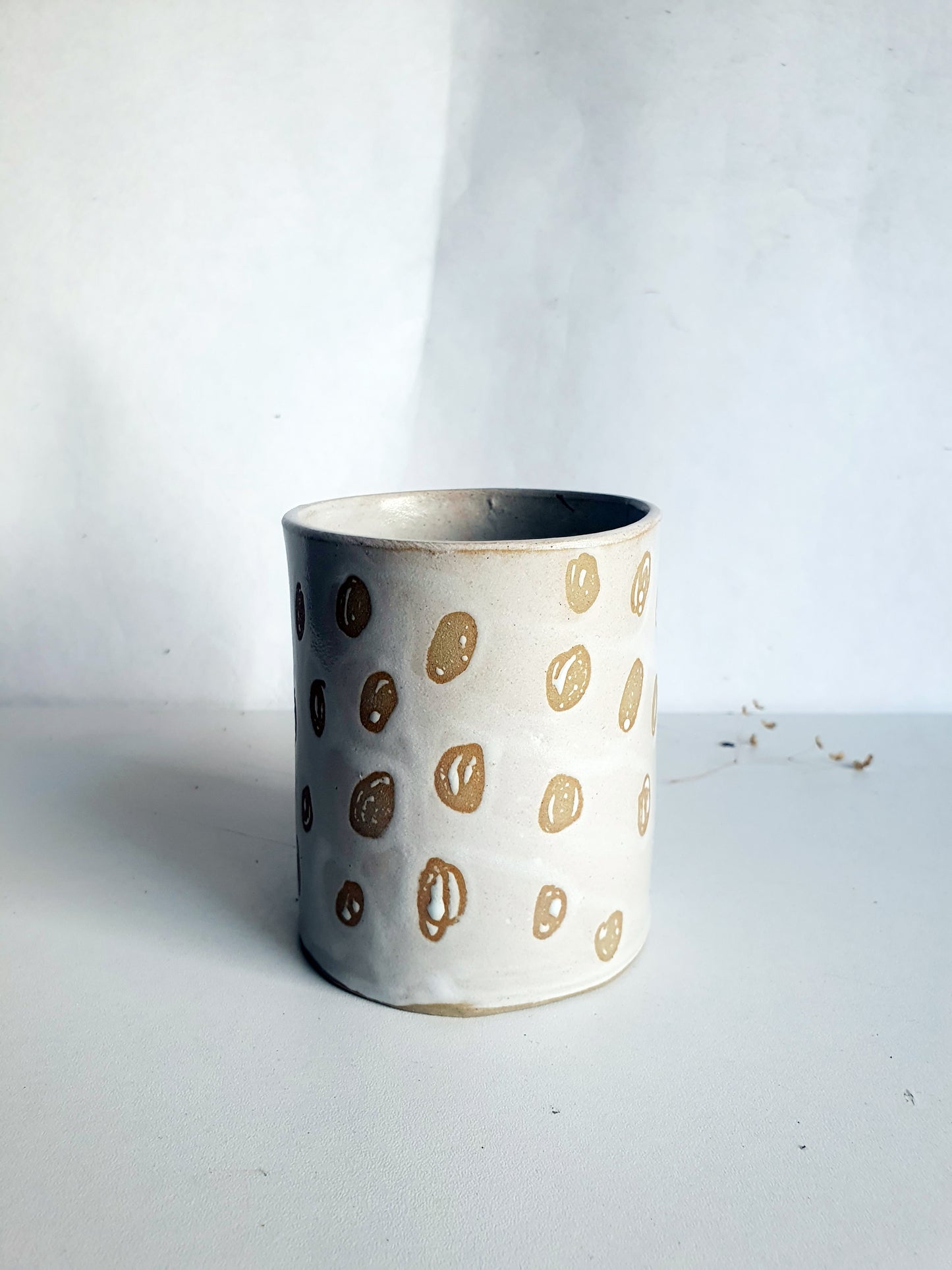 tasse sans anse blanche pois beige