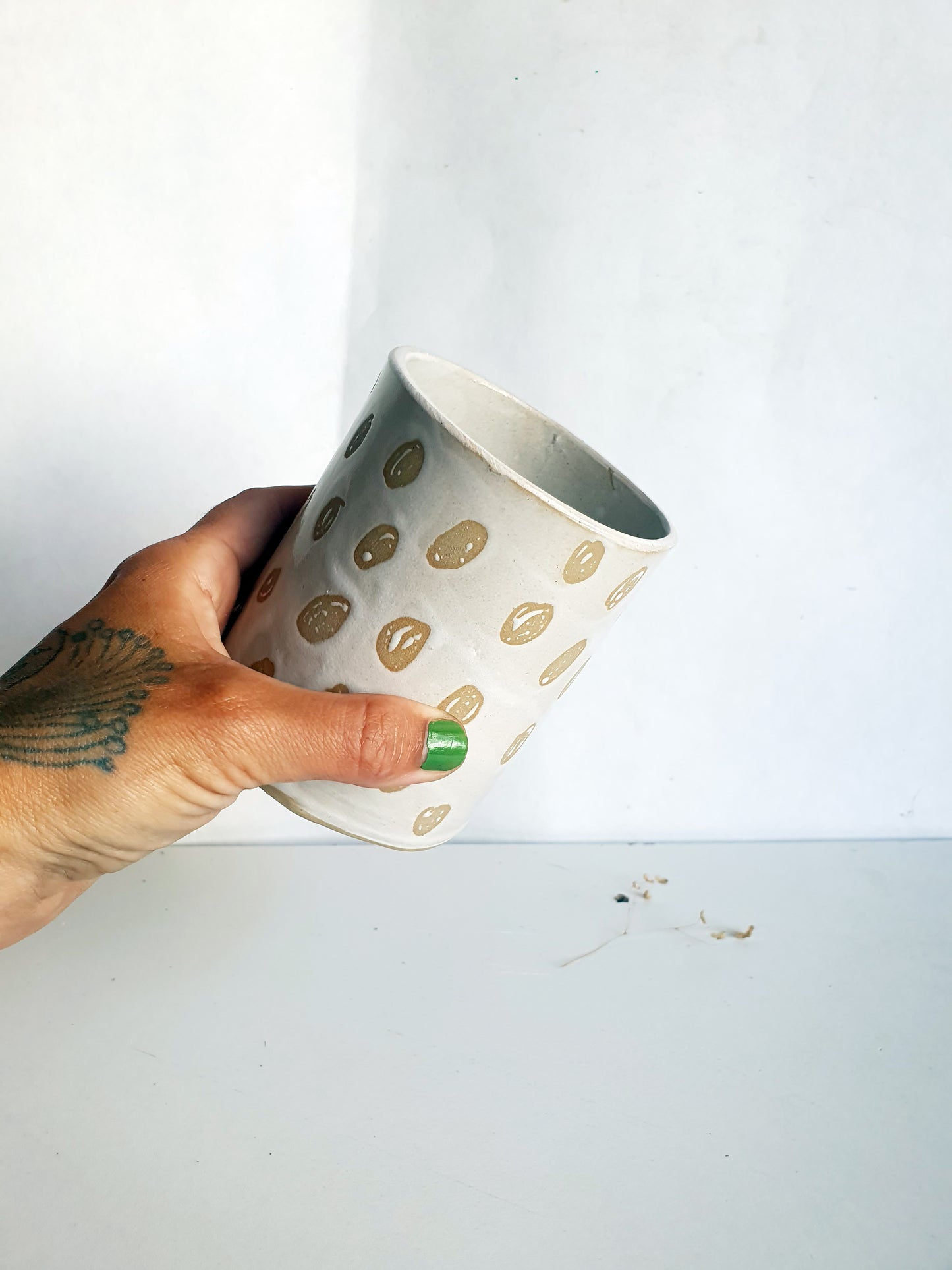 tasse sans anse blanche pois beige