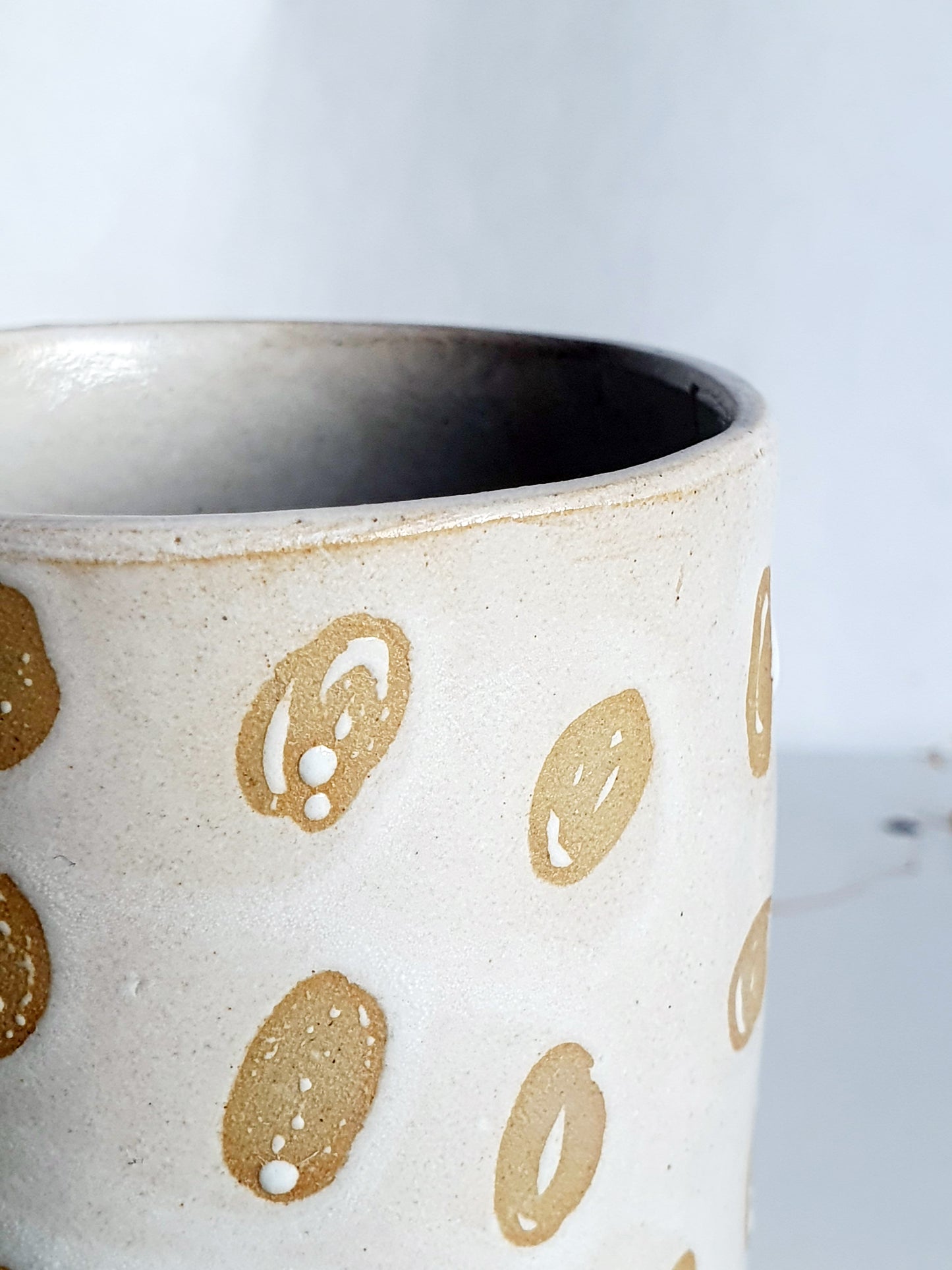 tasse sans anse blanche pois beige