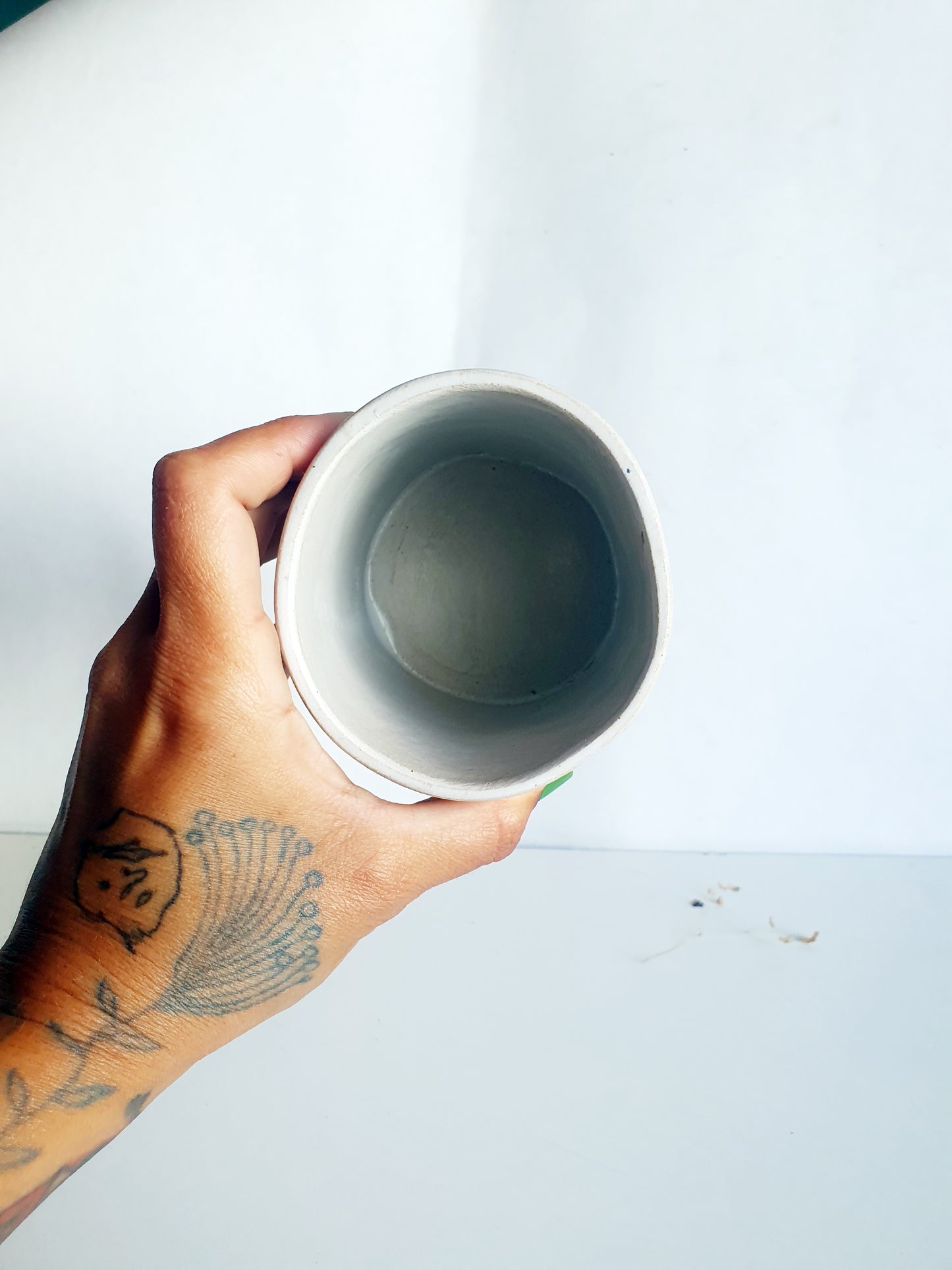 tasse sans anse blanche pois beige