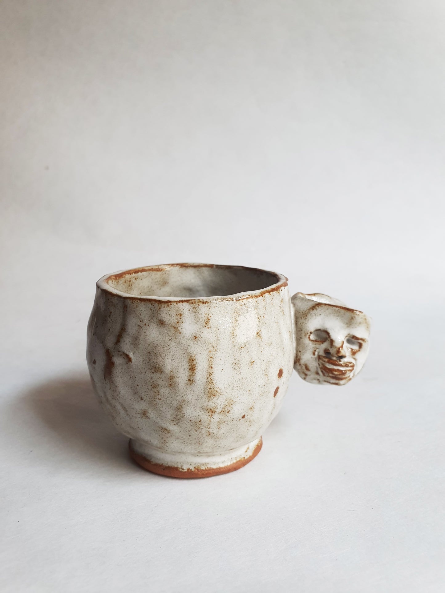 tasse blanche anse sculptée 1