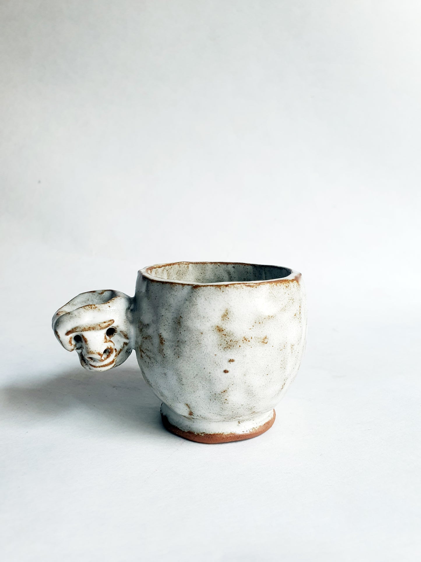 tasse blanche anse sculptée 1