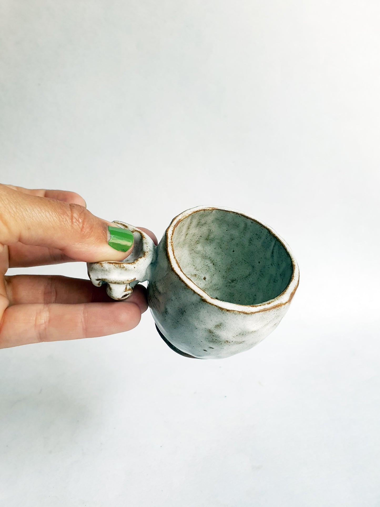 tasse blanche anse sculptée 1
