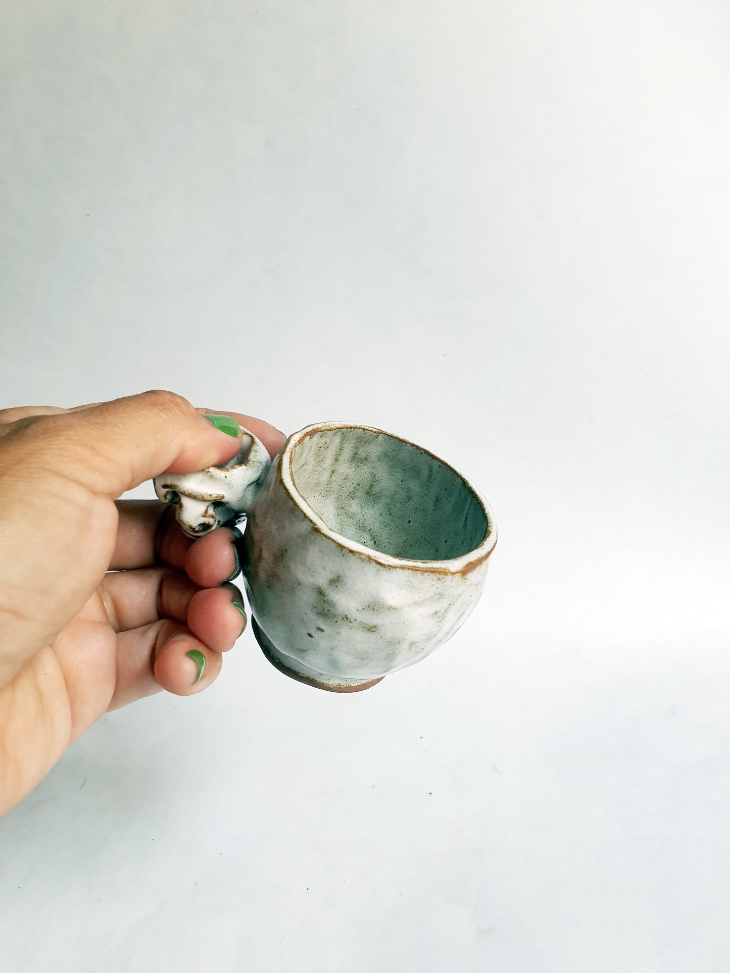 tasse blanche anse sculptée 1