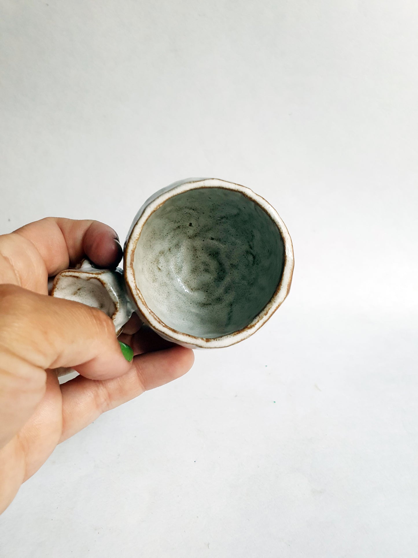 tasse blanche anse sculptée 1