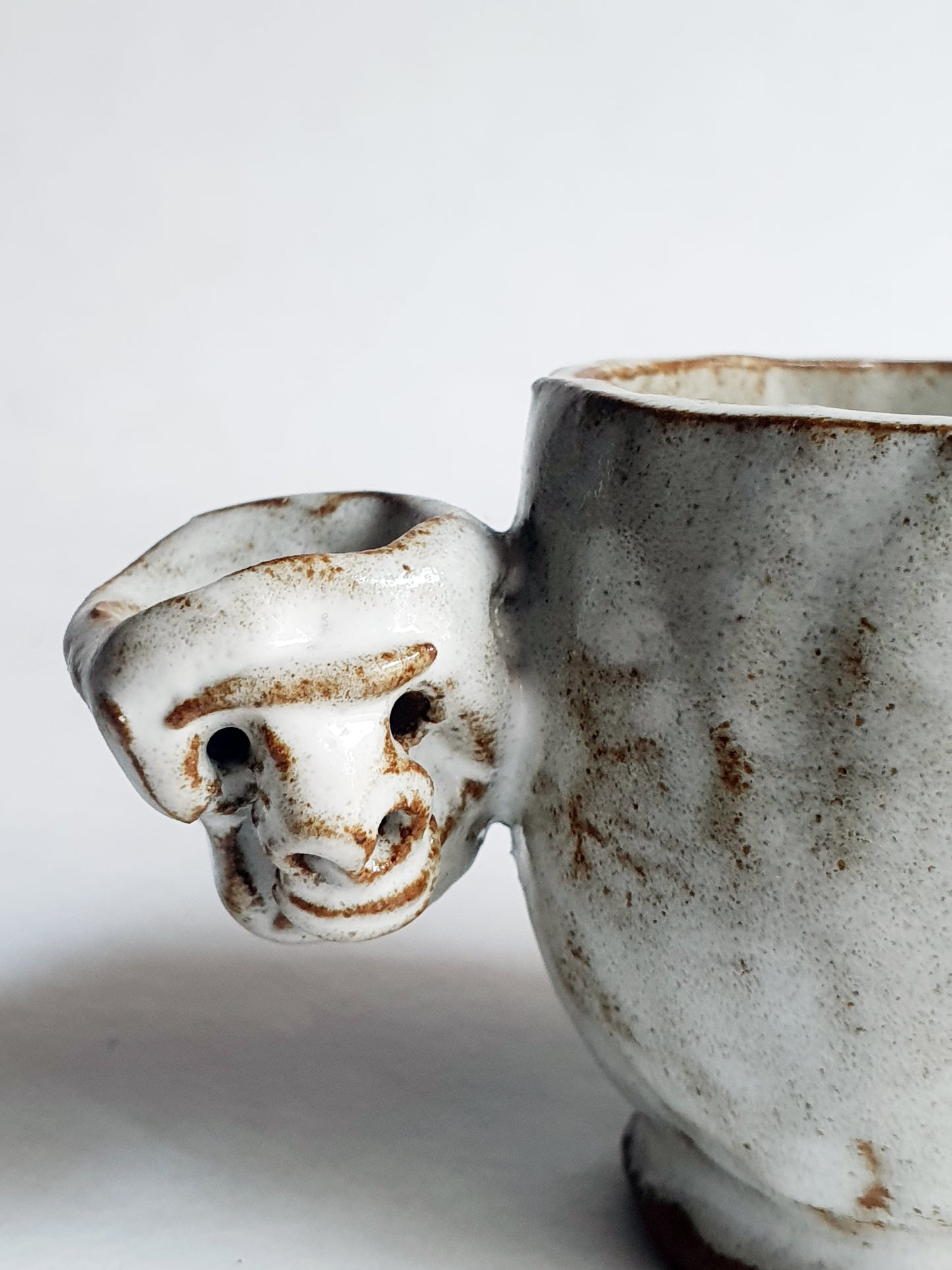 tasse blanche anse sculptée 1
