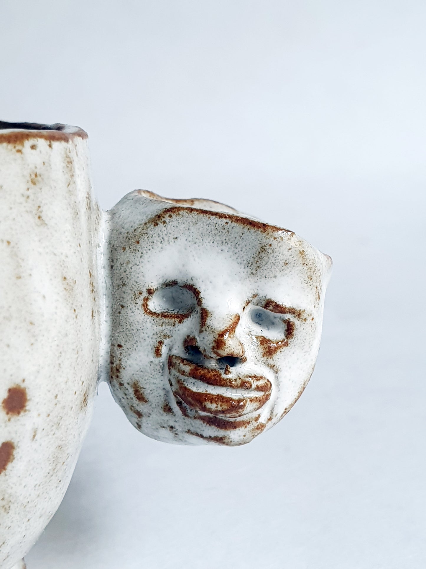 tasse blanche anse sculptée 1