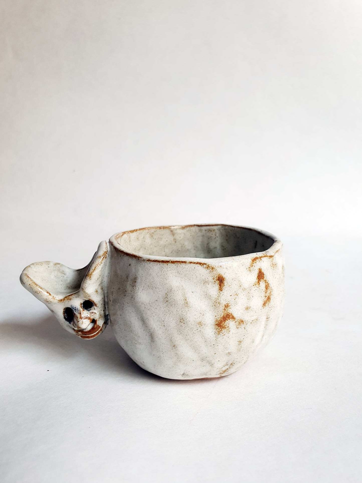 tasse blanche anse sculptée 2