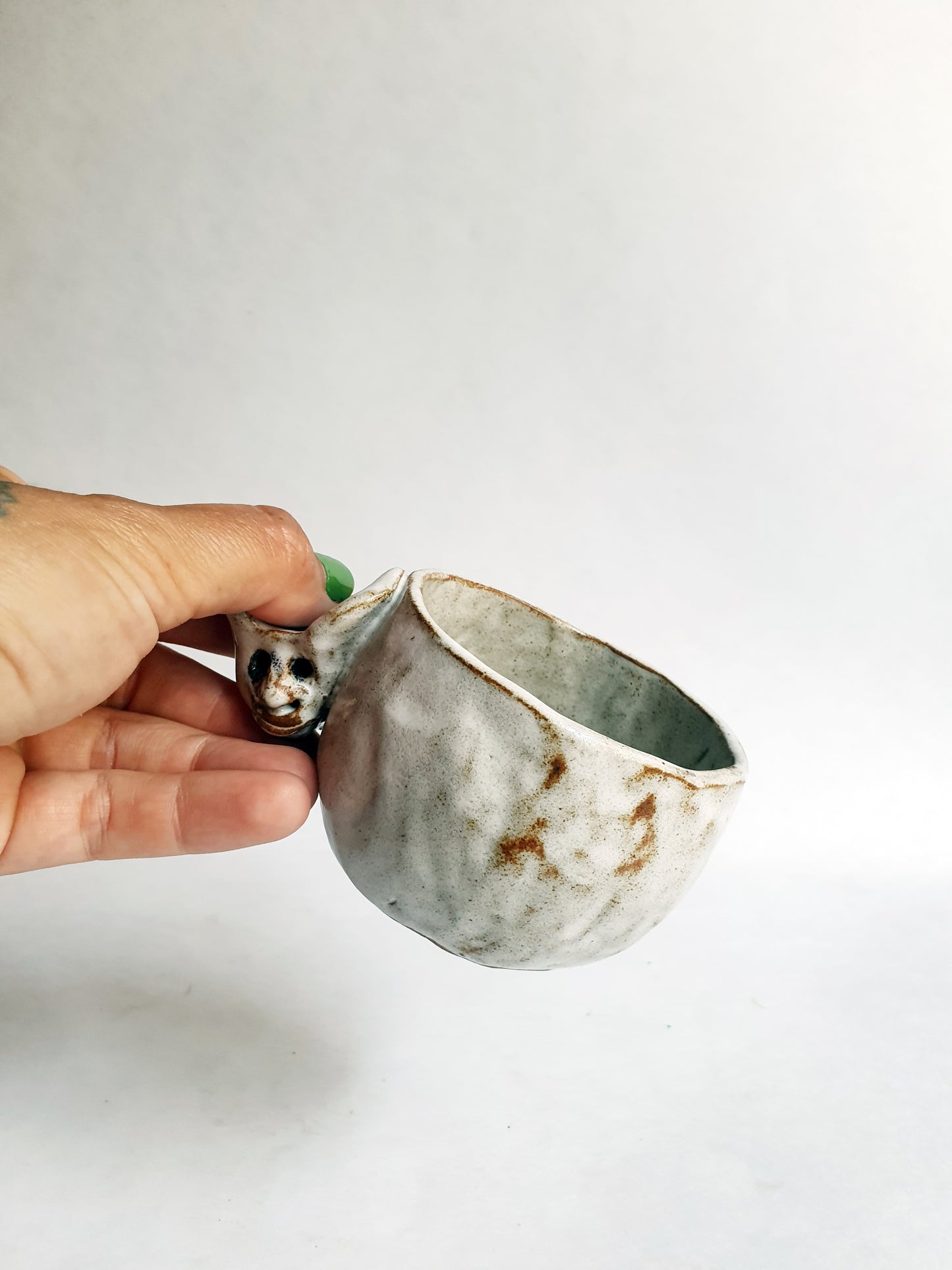 tasse blanche anse sculptée 2