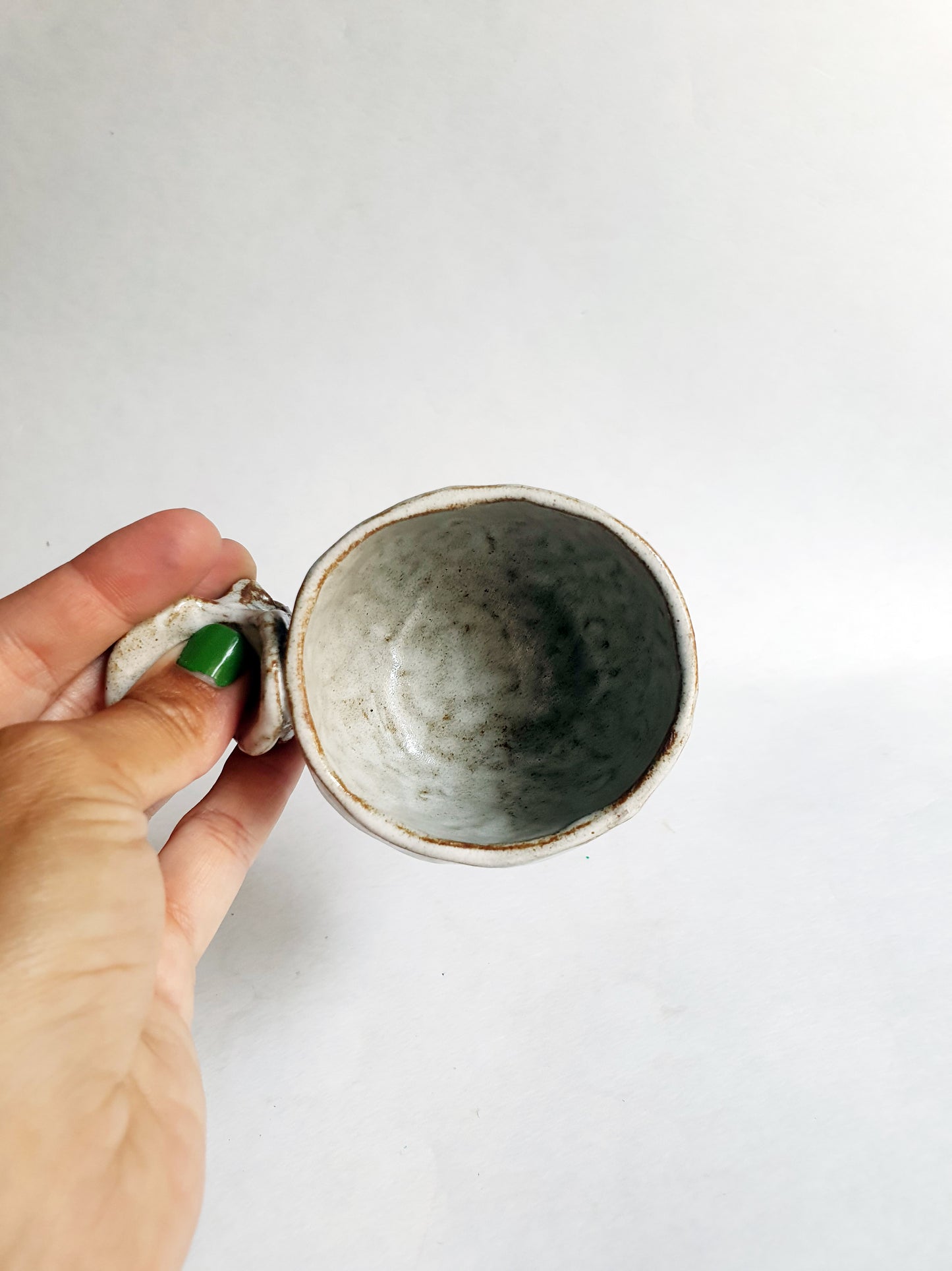 tasse blanche anse sculptée 2