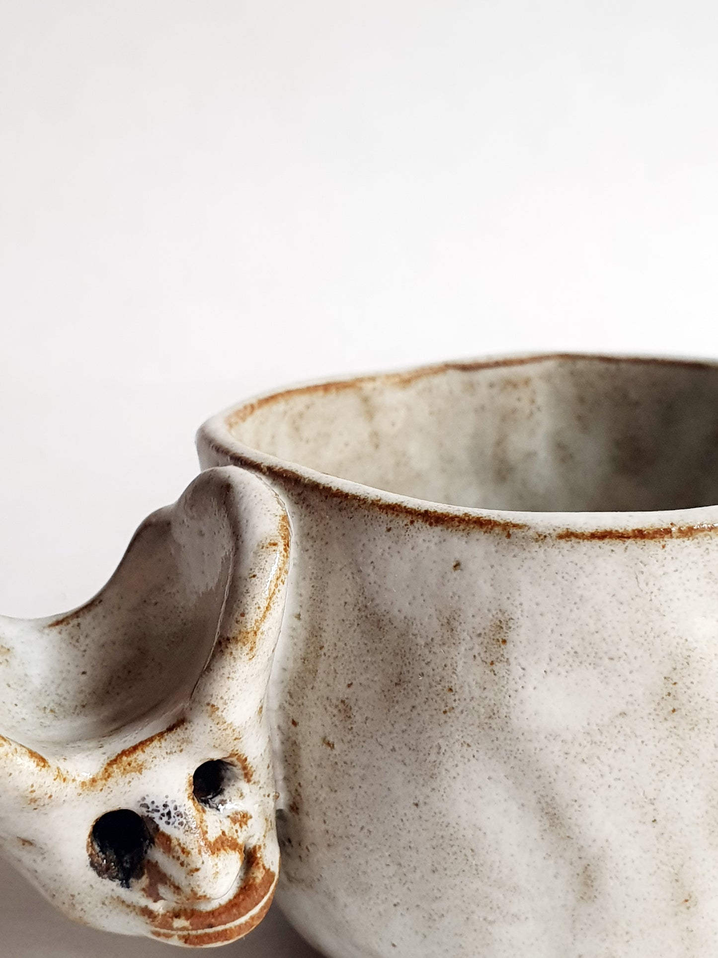 tasse blanche anse sculptée 2