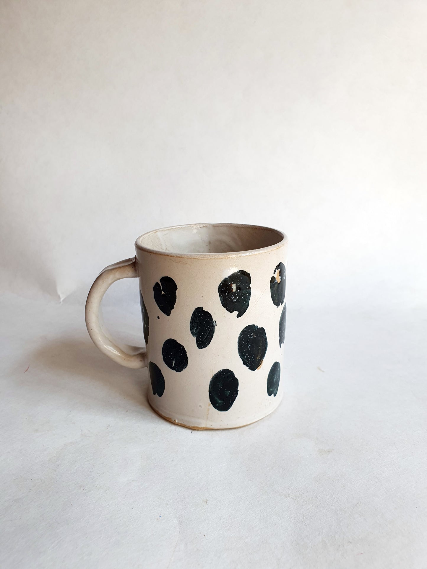 tasse avec anse à pois noirs
