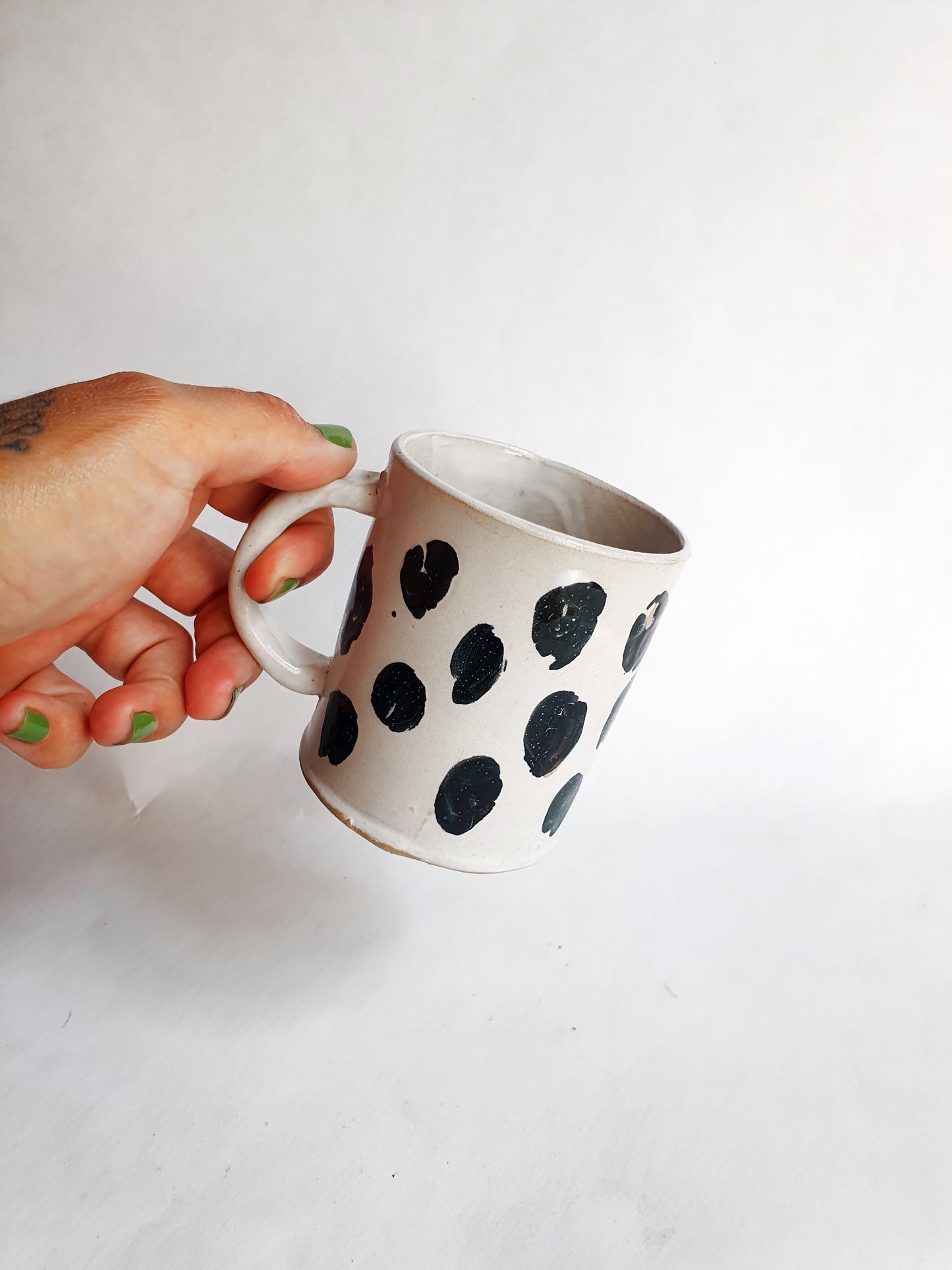 tasse avec anse à pois noirs