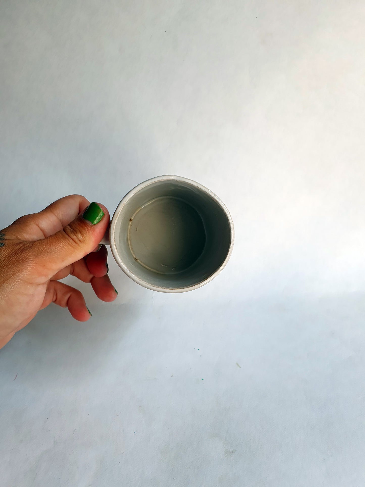 tasse avec anse à pois noirs