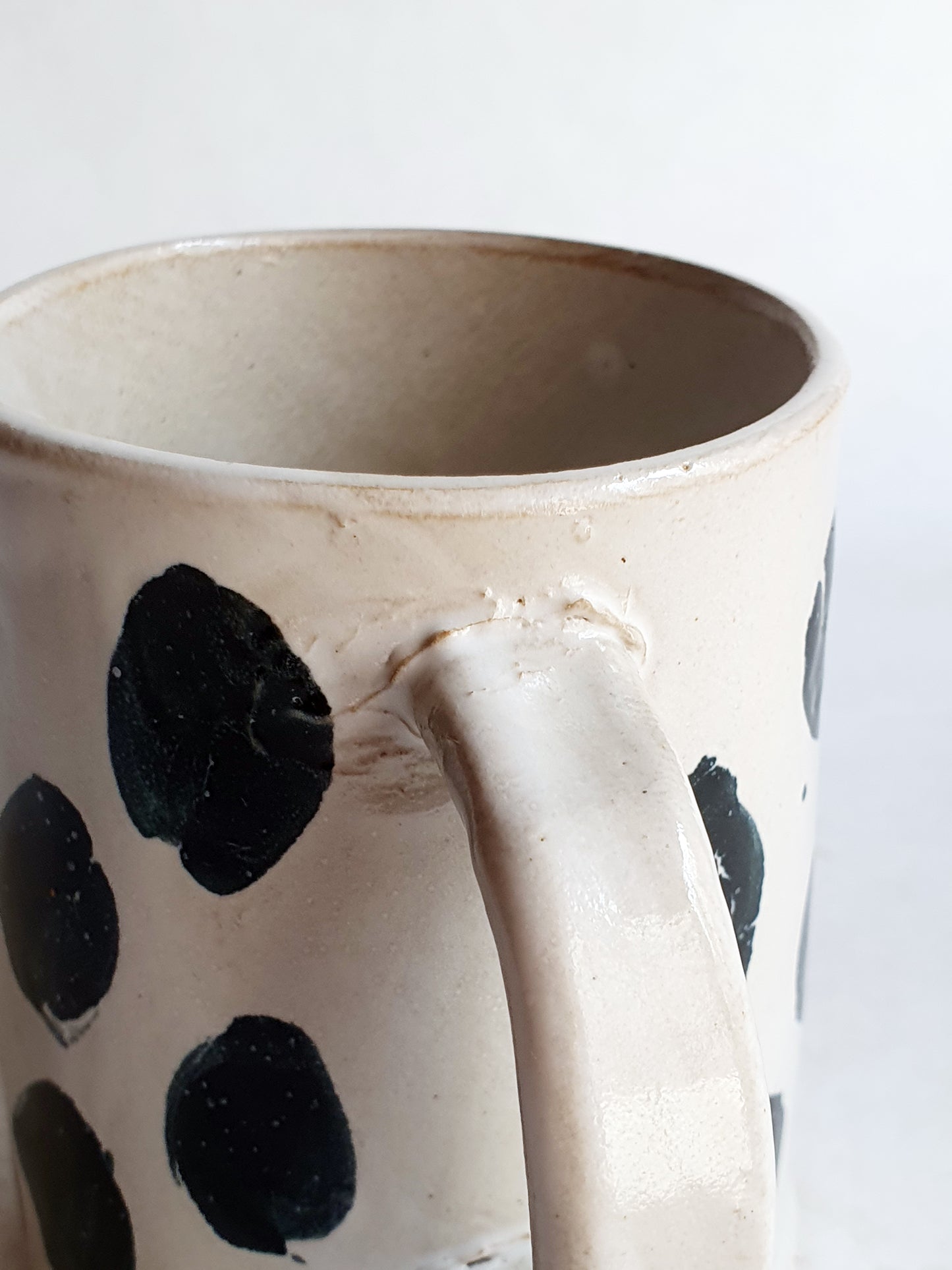 tasse avec anse à pois noirs