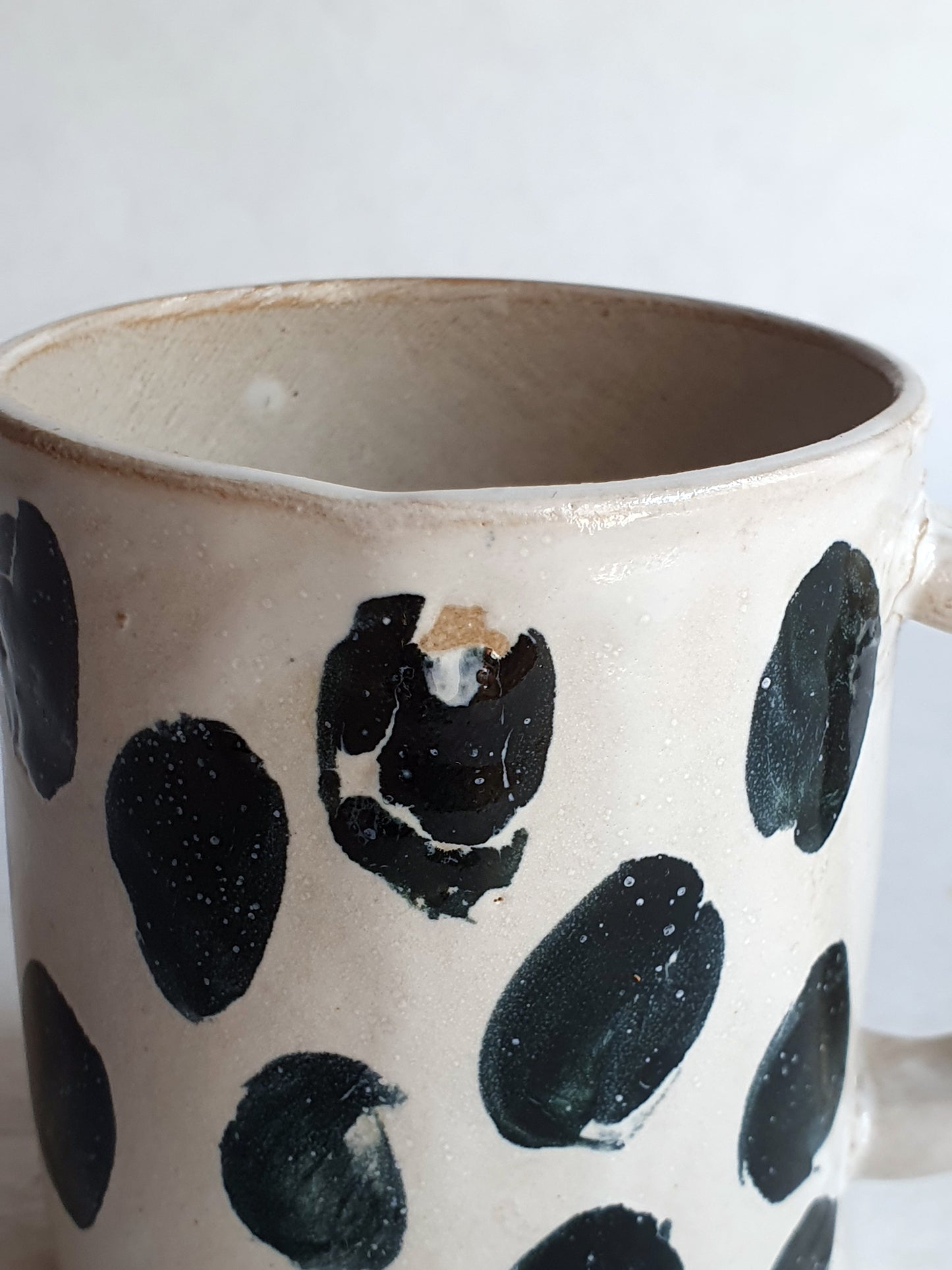 tasse avec anse à pois noirs