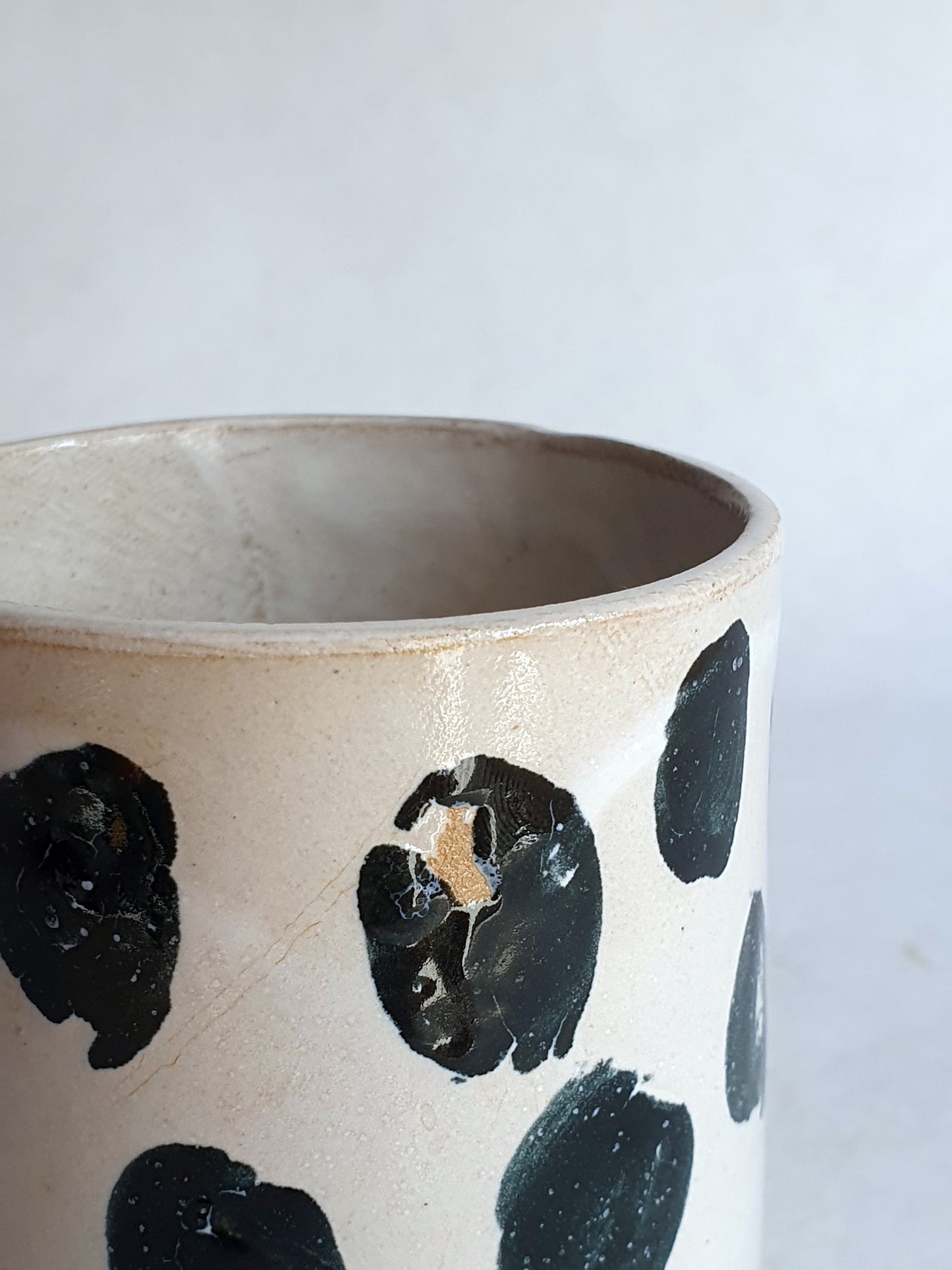 tasse avec anse à pois noirs