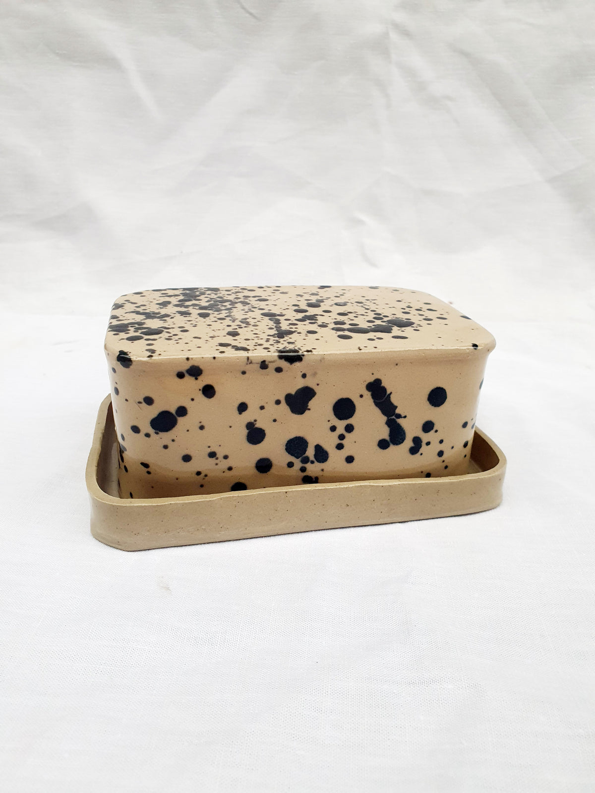 Beurrier beige et noir à tâches socle beige